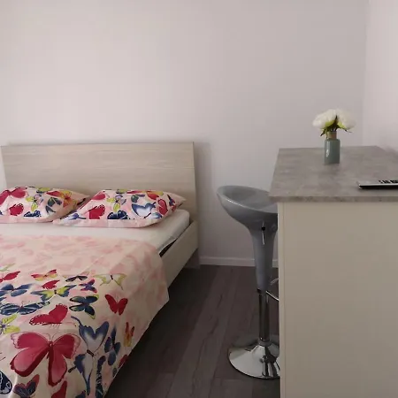 Dzeki Apartment Split