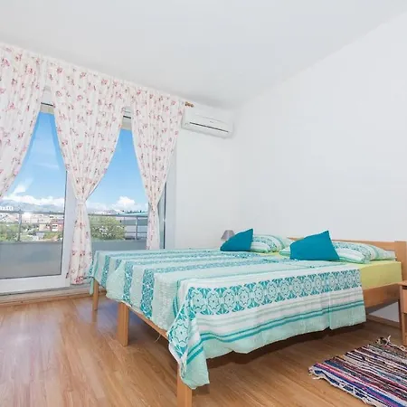 Dzeki Apartment Split