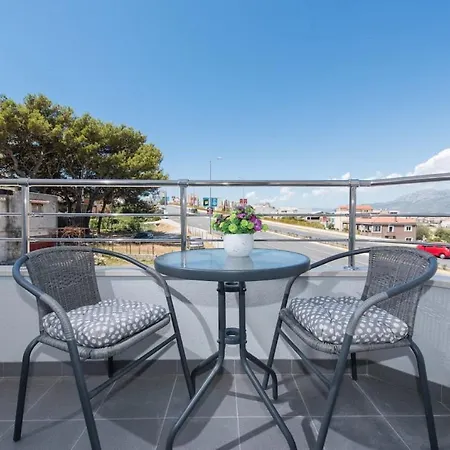 Dzeki Apartment Split