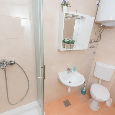 Dzeki Apartment Split