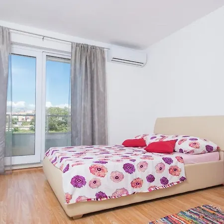 Dzeki Apartment Split